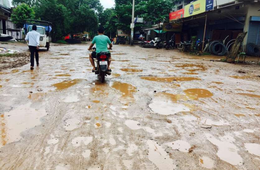 No improvement after the assurance आश्वासन के बाद नहीं सुधरी मार्गों की सूरत