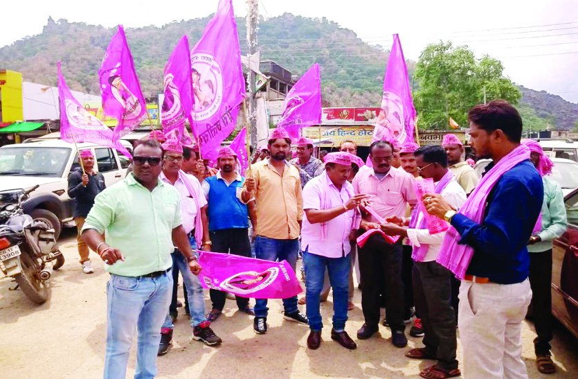 cg news सडक़ पर उड़ रही धूल से निजात दिलाने परिवहन विभाग ने दिलाया भरोसा, शहर में रहा जाम आने जाने में हुई परेशानी