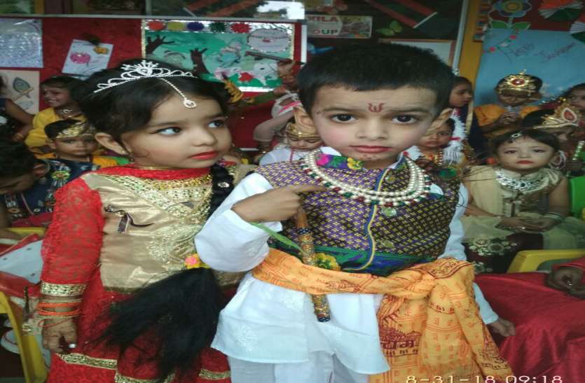 raebareli धूमधाम से मनाया जा रहा है श्री कृष्ण जन्मोत्सव, राधा कृष्ष बने बच्चों ने फोड़ी मटकियां