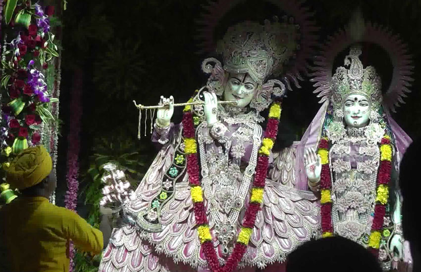Krishna Janmashtami Radha kridhna aarti in Mathura temples | जन्माष्टमी पर कृष्ण जन्म से पूर्व हुई विशेष आरती, देखें वीडियो | Patrika News