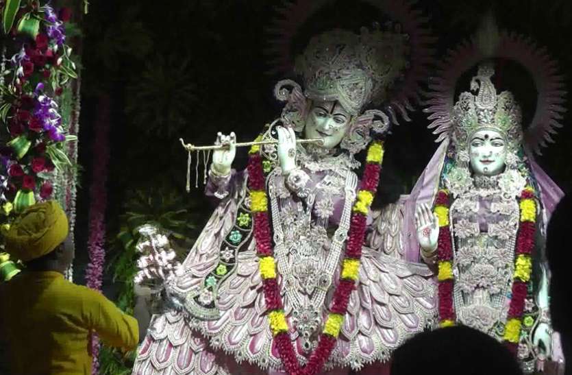 radha krishna जन्माष्टमी पर कृष्ण जन्म से पूर्व हुई विशेष आरती, देखें वीडियो