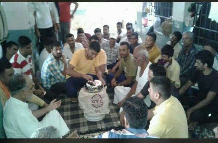 Gangster Manju celebrates birthday in jodhpur Jai, police file case गैंगस्टर मांजू ने जोधपुर सेंट्रल जेल में मनाया जन्मदिन का जश्न, पुलिस में मामला दर्ज