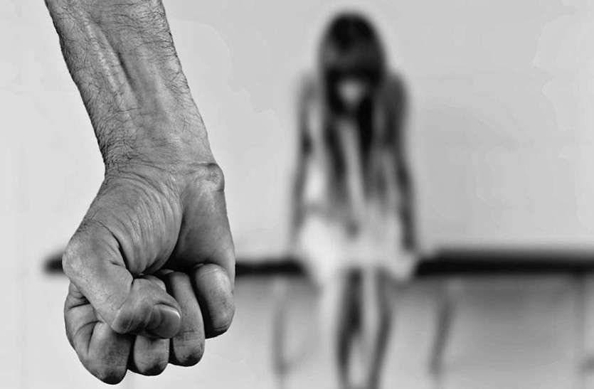 father raped step daughter in home, arrested घर में भी सुरक्षित नहीं 'लाडो', पढ़ाई के बहाने पिता ने ही कर डाला बेटी के साथ बलात्कार