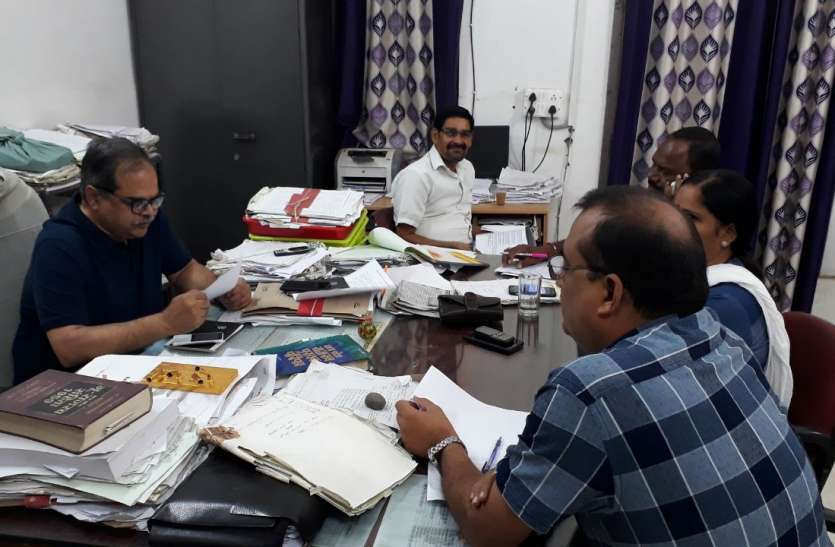 Regarding registering on RCMS as well as not updating on scope-registe मुख्य सचिव की समीक्षा का खौफ, रविवार को खुली रहीं तहसीलें, आरसीएमएस के साथ ही दायरा-पंजी पर अपडेट नहीं प्रकरण