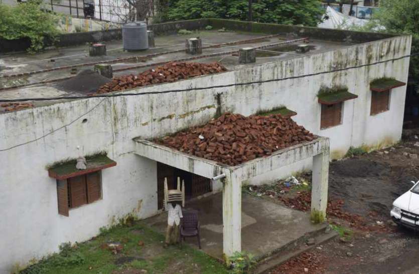 Make junk house Teacher house disorder कबाड़ घर बना शिक्षक सदन, नहीं ठहर पा रहे शिक्षक