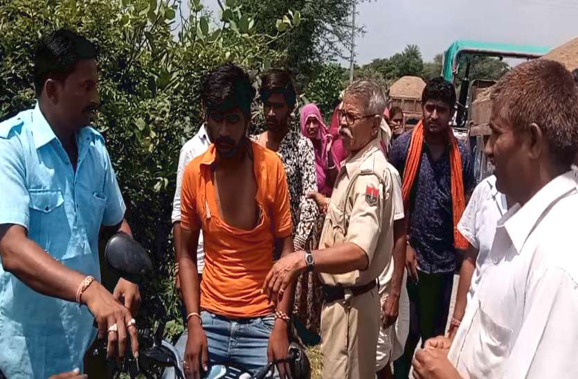 udaipur news खेत में काम कर रही महिलाओं के पीछे दौड़े युवक, ग्रामीणों ने की धुनाई