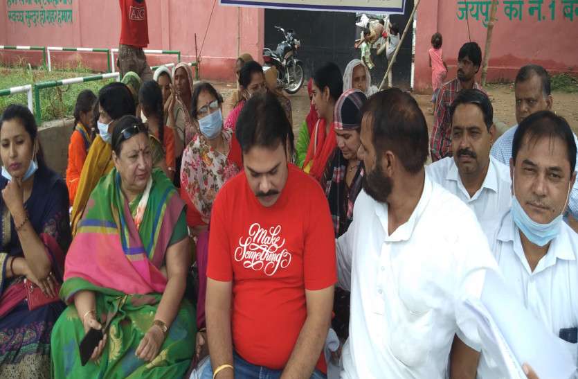 rajasthan news मॉस्क लगा धरने पर बैठे लोग, निगम सुनने को नहीं तैयार