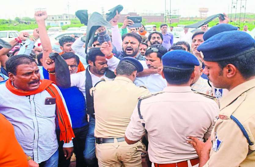 SCST Act BJP state president tries to show black flags भाजपा प्रदेश अध्यक्ष को काले झंडे दिखाने की कोशिश, पुलिस से बहस
