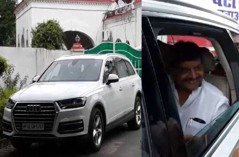 Shivpal yadav removed samajwadi party flag Exclusive : शिवपाल यादव की गाड़ी और घरों से उतारे गये समाजवादी पार्टी के झंडे, देखें वीडियो
