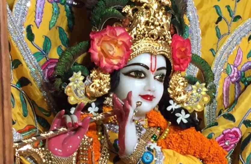janmastami2018The celebrity market decorated. Costaume Decoration from जन्माष्टमी2018: कान्हा के पालने में सोने से लेकर चांदी की चमक ...कॉस्ट्यूम से लेकर डेकोरशन की डिमांड