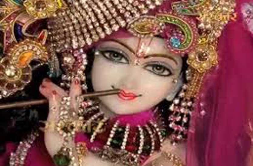 krishna श्रीकृष्ण मंदिरों में सजीं मनमोहक झांकियां, डाले गए झूले