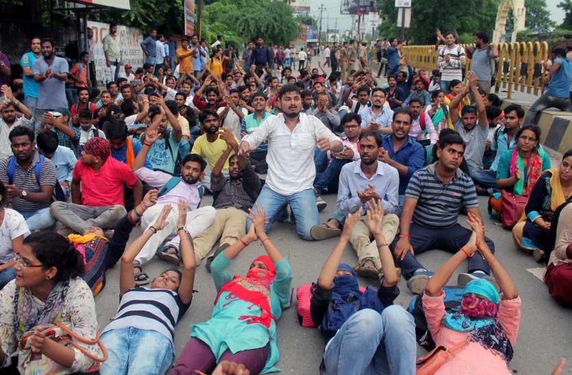 student यूपी का हाल: बार-बार पेपर लीक, नौकरी के लिए किया प्रदर्शन तो मिली लाठियां