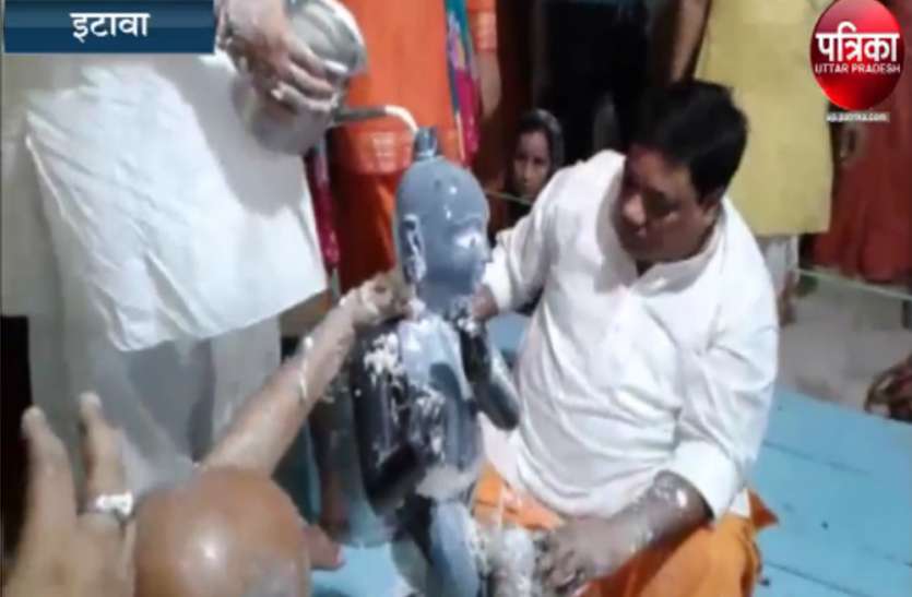 etawah वृन्दावन धाम में 11 मन पंचामृत से हुआ ठाकुरजी का महाभिषेक