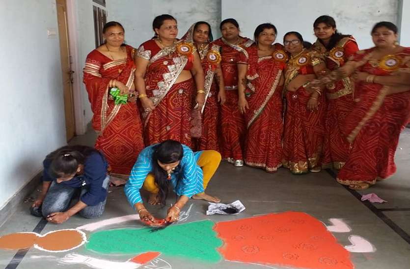 युवतियां महिलाओं ने हाथों मेहन्दी रचाई, आंगन में रंगोली सजाई, फिर भोजन का लिया स्वाद