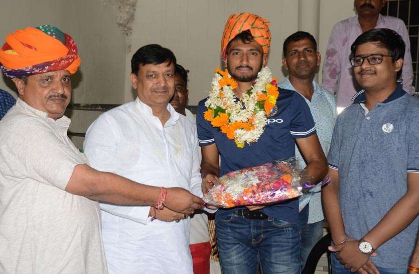 टोंक. क्रिकेट खिलाड़ी खलील अहमद का इंडियन टीम में चयन होने पर शहर में खुशी का माहौल है। खलील का एशिया कप के लिए इंडियन टीम में चयन होने पर बधाई देने वालों का लगा तांता, विधायक मेंहता ने साफा पहनाकर किया सम्मान