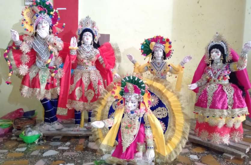 Janmashtami on the lines of ISKCON temple in Akhara temple अखाड़ा मंदिर में इस्कॉन मंदिर की तर्ज पर सजाई गई भगवान श्रीकृष्ण की झांकी, झूमे भक्त