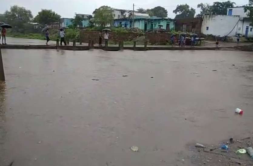 pregnant lady rescued from overflow in river in Baran प्रसूता पर भारी पड़ा मानसूनी कहर... नदी उफान पर होने से दो घंटे फंसी रही, यूं किया गया रेस्क्यू