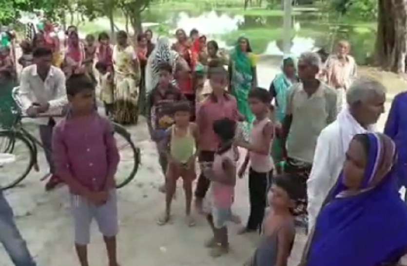 Questions on administration about relief material घटिया राहत सामग्री वितरण से बाढ़ पीड़ितों में आक्रोश, प्रशासन पर उठ रहे सवाल