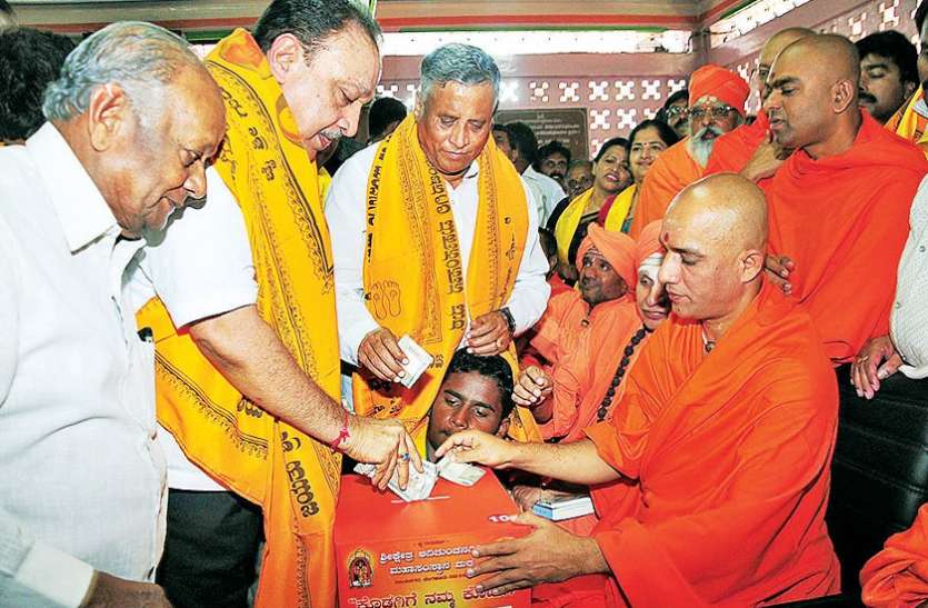 आदि चुंचनगिरी मठ की पदयात्रा में बही सहायता राशि की गंगा आदि चुंचनगिरी मठ की पदयात्रा में बही सहायता राशि की गंगा