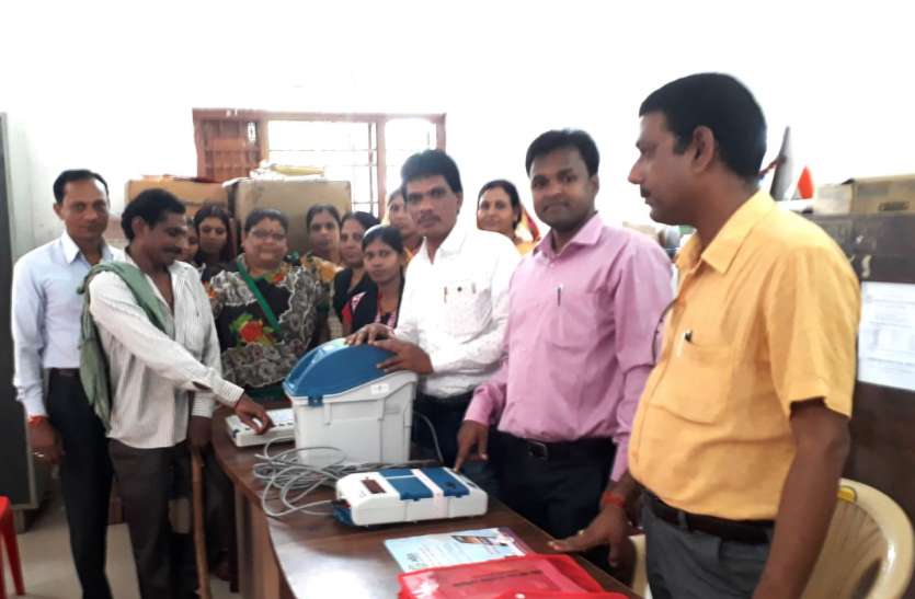 mungeli वीवी पैट का प्रदर्शन कर वोटरों दी गई उपयोग की जानकारी