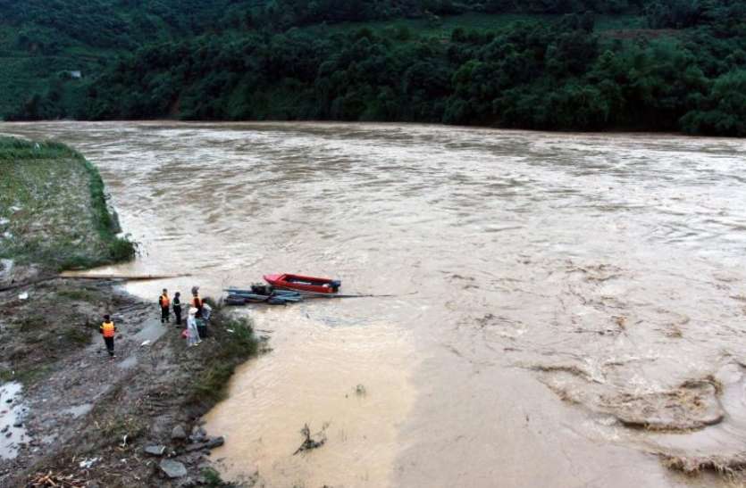 vietnam suffering from heavy floods and landslide 13 dead on monday वियतनाम: भारी बारिश और भूस्खलन का कहर जारी, आज गईं 13 जानें