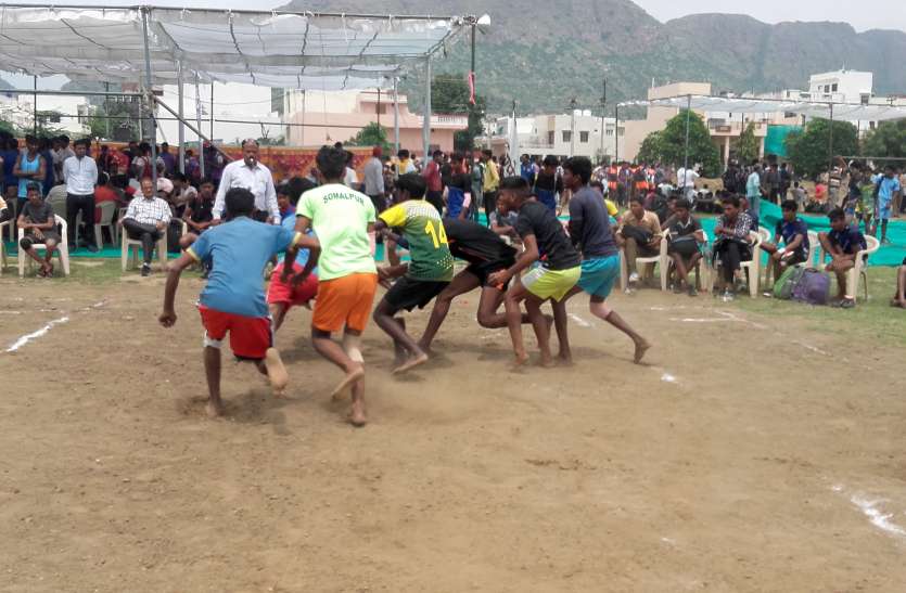 bad condition of players ,who came ajmer for tournament बुरा हाल : भूखे रहकर खेलने को मजबूर, सौ रुपए में नहीं मिल रहा दो वक्त का भोजन