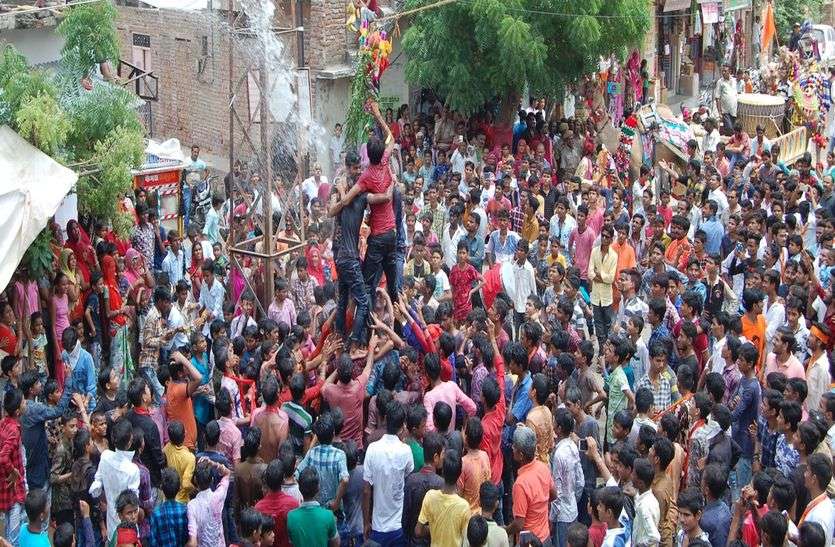 Krishna Janmashtmi festival कान्हा बन फोड़ी हांडी, रात में जन्मोत्सव पर गाए गीत