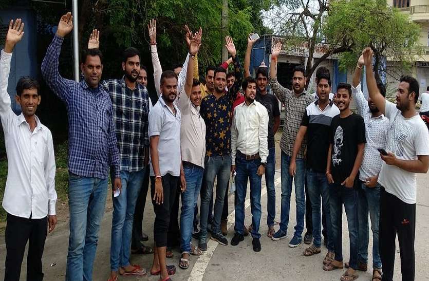विरोध करते टे्रवल एजेंट, वाहन मालिक होटेलियर्स व ट्रेवल एजेंट हुए एकजुट