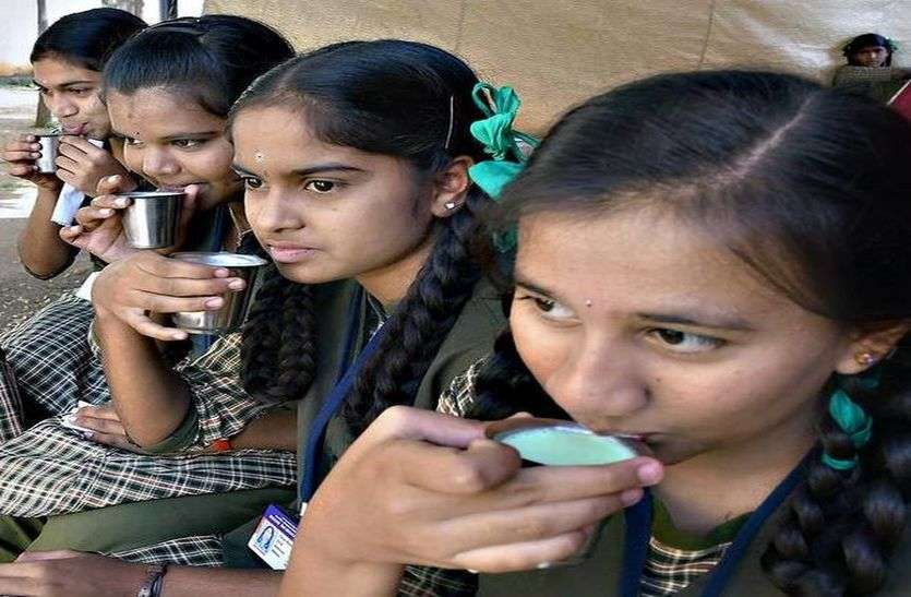 I'll go to school and drink milk. मैं तो स्कूल जाऊंगा दूध पीकर आऊंगा...