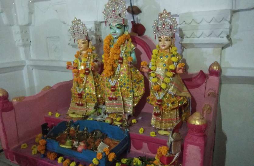 Grand philosophy Bandhavadish sea of बांधवाधीश के दर्शन को उमड़ा जनसैलाब