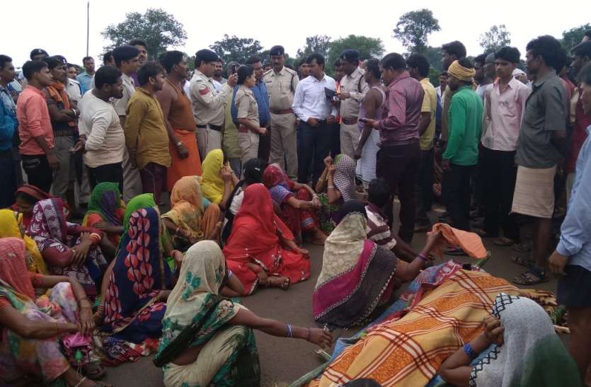 During the treatment, the injured elderly broke during the treatment, संदिग्धावस्था में घायल वृद्ध ने उपचार के दौरान तोड़ा दम, परिजनों ने सडक़ पर शव रख किया ***** जाम, पुलिस पर लगाए अनदेखी का आरोप