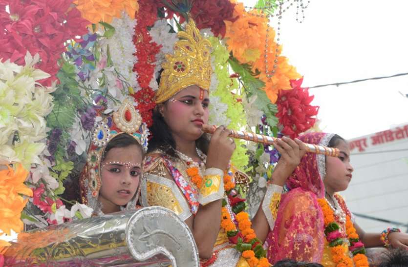 Janmashtami celebrated with enthusiasm in Rewa, worship in temples एमपी के इस शहर में कृष्ण-कन्हैया का मनाया गया ऐसा जन्मोत्सव कि फीका पड़ गया कई शहरों का जश्न, भक्ति में डूबा शहर