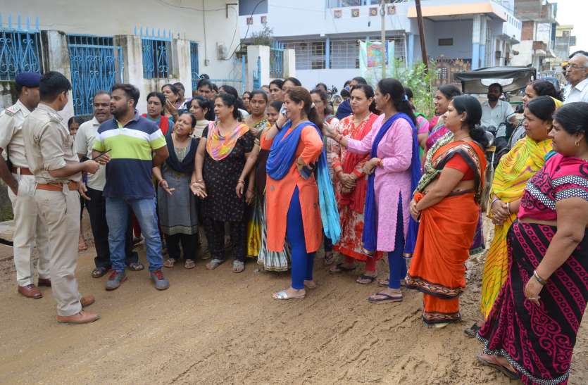सड़कों पर उतरीं प्रतिष्ठित परिवारों की महिलाएं, लगाए रोड नहीं तो वोट नहीं के नारे, जानिए फिर क्या हुआ आगे सड़कों पर उतरीं प्रतिष्ठित परिवारों की महिलाएं, लगाए रोड नहीं तो वोट नहीं के नारे, जानिए फिर क्या हुआ आगे