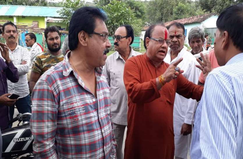 कांग्रेस कमेटी पदाधिकारियों ने अधिकारियों को धौंस दिखानी शुरू कर दी सहयोग की अपील कर रहे एसडीएम को कांग्रेस जिलाध्यक्ष ने दिखाई धौंस