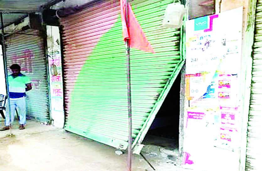 theft लाखों के मोबाइल सहित महंगे कैमरे की हुई चोरी