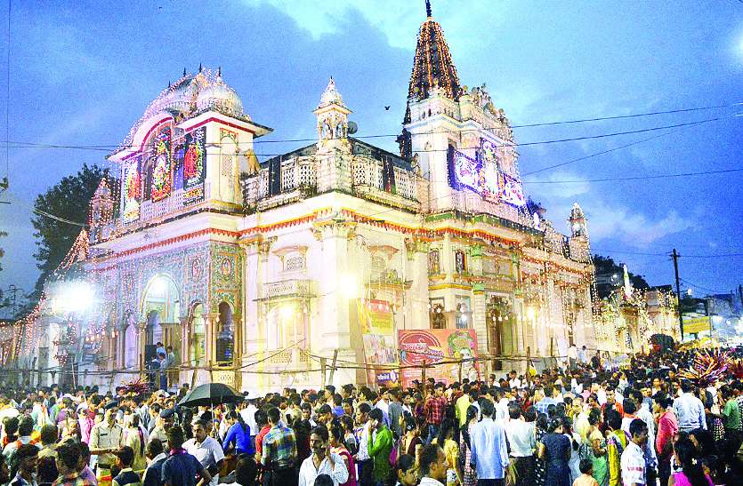 पूरा माहौल श्रीकृष्णमय हो गया Janmashtami : कृष्ण जन्मोत्सव की बिखरी है खुशियां, रात 12 बजे अवतरित हुए प्रभु नंदलाल