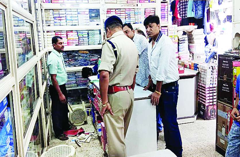 नकदी सहित करीब दो लाख के कपड़ा को पार कर दिया कपड़ा दुकान में सेंधमारी कर ले उड़े नकदी सहित हजारों के कपड़े, जुर्म दर्ज