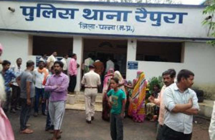 Ruckus in police station in demand of arrest of murderer हत्यारे को गिरफ्तार करने की मांग को लेकर थाने में बवाल