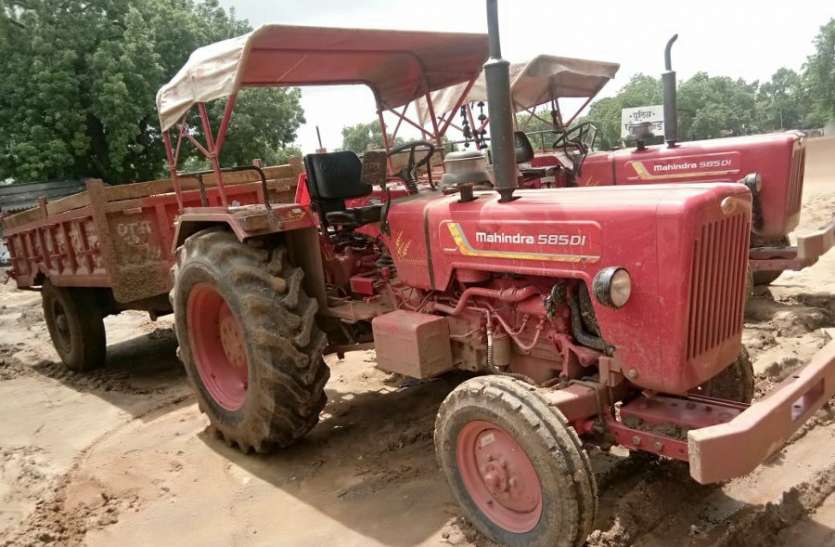 Tractor trolley seized from Tawa river, seized tractor trolley, accuse तवा नदी से रेत चोरी करते ट्रैक्टर ट्राली जब्त, आरोपी फरार