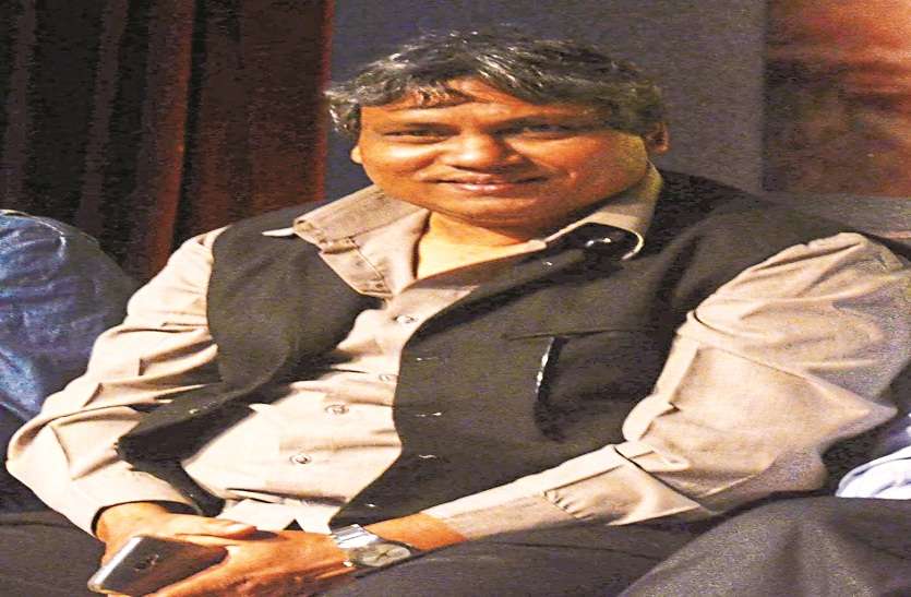 mushaira मुशायरा से पैसा तो मिल जाता है, लेकिन ये शायर को खराब कर देता है