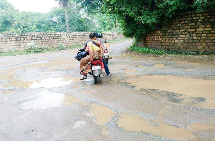 gwalior roads सतर्क रहे ग्वालियर: बारिश में सामने आए मौत के गड्डे, क्योंकि अगर कहीं फिसले तो जीवन समाप्त भी हो सकता है