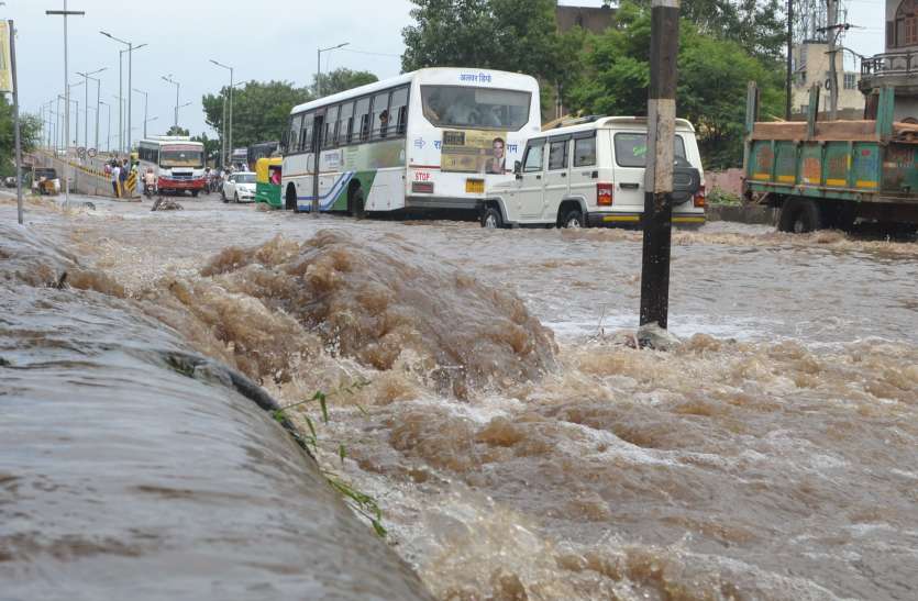 Heavy Rain In Alwar On Janmashtami जनमाष्टमी को बारिश के बाद अलवर में हुए बाढ़ जैसे हालात, घरों में कैद हुए लोग