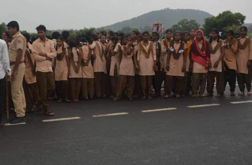 vyaakhyaata kee pratiniyukti par bhadake vidyaarthiyon ne lagaaya jaam व्याख्याता की प्रतिनियुक्ति पर भड़के विद्यार्थियों ने लगाया जाम