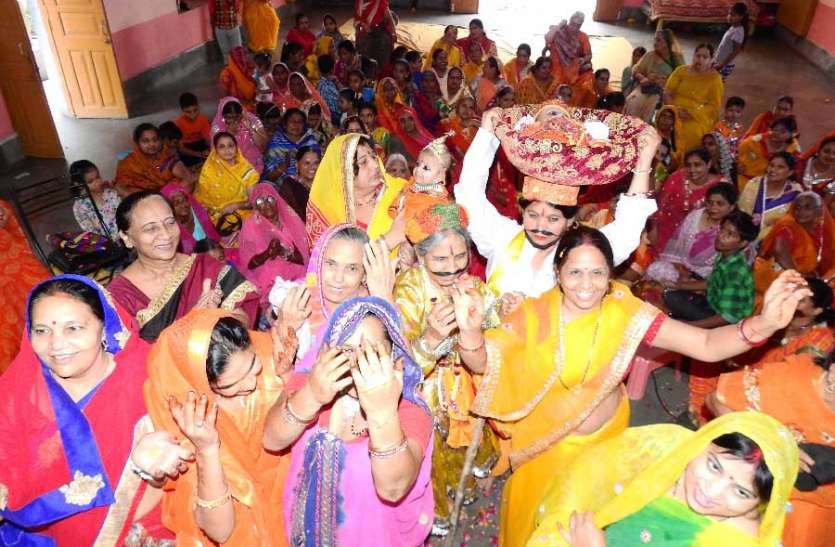mandiron mein manaaya nandotsav, jhaankiyaan dekhane umade shraddhaalu मंदिरों में मनाया नंदोत्सव, झांकियां देखने उमड़े श्रद्धालु