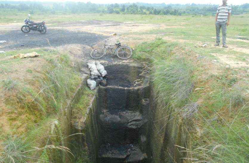 Illegal coal mines operating in Batu and Bakhi, straining of Son river बटुरा व बकही में चल रही अवैध कोयला खदानें , सोन नदी का सीना कर रहे छलनी