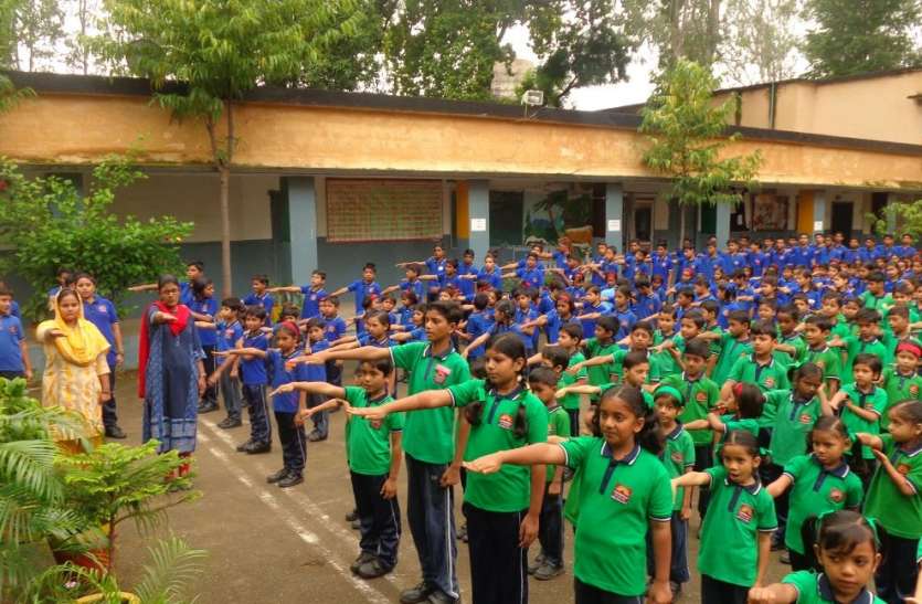 KV students take the lead in cleanliness, organized competition in fortnight केवी के छात्र-छात्राओं ने ली स्वच्छता की सपथ, पखवाड़े में आयोजित हो रही प्रतियोगिताएं