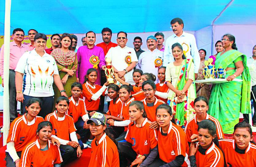 bilaspur sports बिलासपुर की टीम बनी चैम्पियन पुरस्कार मिलते ही खिल उठे चेहरे