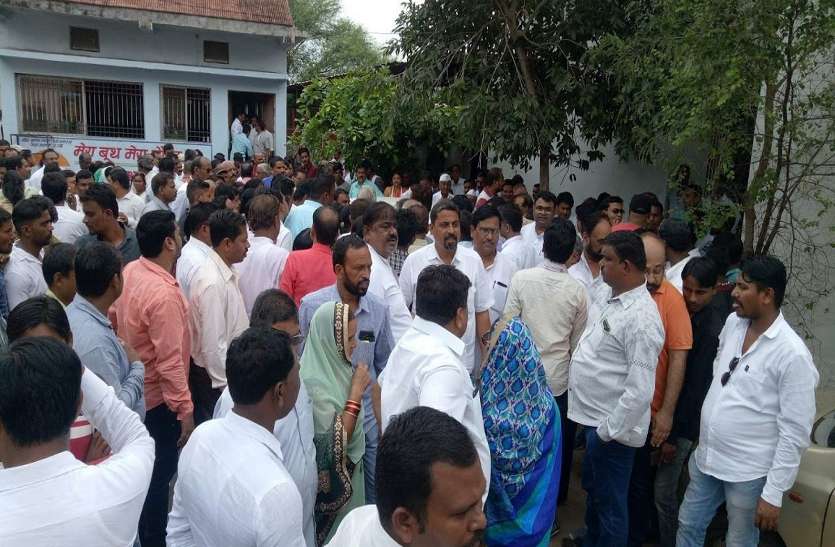 Durg patrika कांग्रेस सेन्ट्रल स्क्रीनिंग कमेटी की बैठक में जब जिला अध्यक्ष और पूर्व महापौर आपस में भिड़ गर्इं...