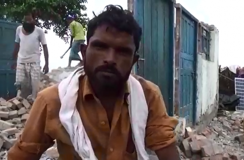 Ghaghara Flood victim serious allegation on government employees बाढ़ पीड़ितों के जख्मों पर अब सरकारी कर्मचारी रगड़ रहे नमक, ग्रामीणों का आरोप- लेखपाल आकर उड़ाते हैं हमारा मजाक