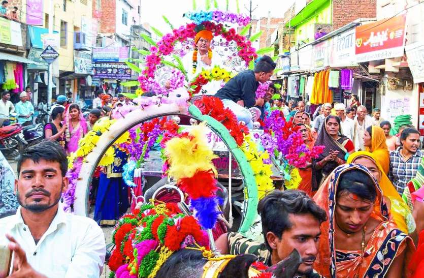 janmashtami celebration in sidhi madhya pradesh कृष्ण जन्मोत्सव पर रात में हुए भक्तिमय कार्यक्रम, यादव महासभा ने निकाली बाल-गोपाल की झांकी